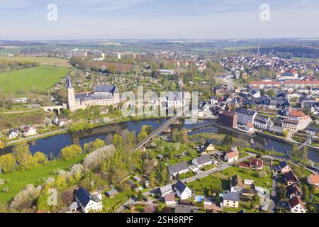 Luftaufnahme mit Zwickauer Mulde, Schloss, St. Petrikirche, Eisenbahnviadukt und Schlossmühle, im Vordergrund der Stadtteil Zassnitz, Rochlitz, Saxo Stockfoto