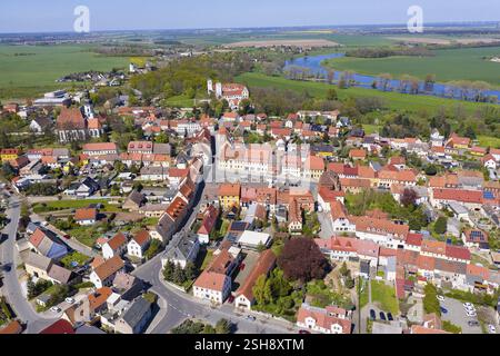 Luftaufnahme der Stadt mit Stadtkirche, Schloss, Rathaus und Elbe, Strehla, Sachsen, Deutschland, Europa Stockfoto