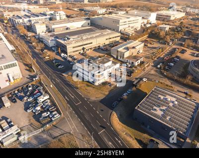 Luftaufnahme eines Industriegebiets mit mehreren großen Gebäuden und geparkten Autos an einem sonnigen Tag, Gülltstein, Herrenberg, Deutschland, Europa Stockfoto
