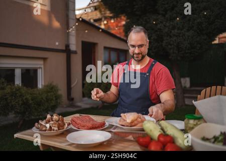 Kulinarisches Erlebnis im Freien mit frischen Zutaten in gemütlicher Umgebung im Hinterhof Stockfoto