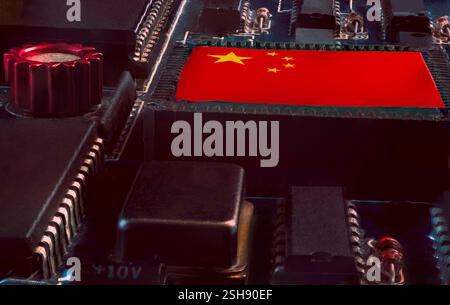 China-Flagge auf einem Verarbeiter. Konzept für den Kampf um die globale Produktion von Mikrochips zwischen China, Taiwan, Korea und den USA. Web-Banner für Bilder. Stockfoto