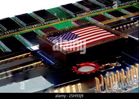Flagge der USA auf einem Prozessor. Konzept für den Kampf um die globale Produktion von Mikrochips zwischen China, Taiwan, Korea und den USA. Web-Banner für Bilder. 20 Stockfoto