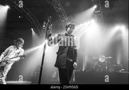 THE STROKES, ROOM ON FIRE TOUR, 2003: Julian Casablancas from THE STROKES live auf der Room on Fire Tour in der Cardiff International Arena, 3. Dezember 2003. Foto: ROB WATKINS Stockfoto