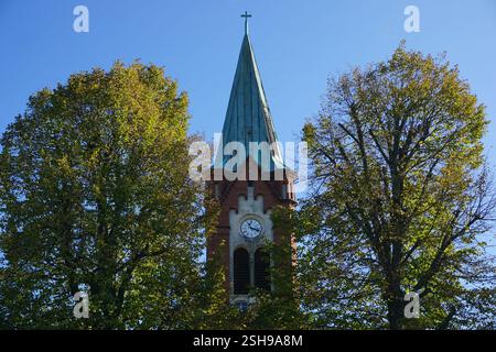 Wahrzeichen historischer Kirchturm des katholischen Doms Maria Meeresstern in der Altstadt der Insel Werder, Havel, Brandenburg, Deutschland Stockfoto
