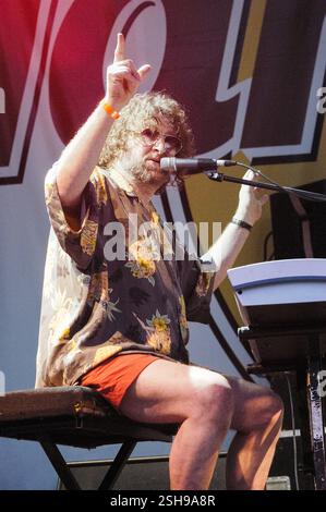 CHAS AND DAVE, KONZERT, 2004: Chas Hodges (28. Dezember 1943 – 22. September 2018) von Chas and Dave beim Cardiff Festival on City Rwns in Cardiff, Wales, Großbritannien am 30 2004. Juli. Foto: ROB WATKINS INFO: Chas und Dave waren ein englisches Musikduo, das für ihren Rockney-Stil bekannt war und Rock and Roll mit Cockney-Reimslang kombinierte. Sie wurden in den 1970er Jahren gegründet und erreichten Hits wie „Rabbit“ und „Ain’t No Pleasing You“, die die Londoner Arbeiterkultur zelebrierten. Stockfoto