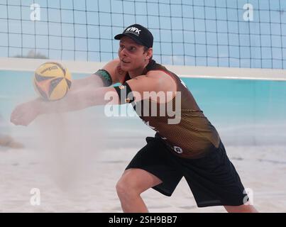 Hamburg, Deutschland. Februar 2025. Beachvolleyball: Media Beach Day mit den deutschen Nationalmannschaften im Beach Center, Nils Ehlers (ETV Hamburg) Credit: Marcus Brandt/dpa/Alamy Live News Stockfoto