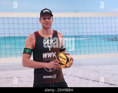 Hamburg, Deutschland. Februar 2025. Beachvolleyball: Media Beach Day mit den deutschen Nationalmannschaften im Beach Center, Nils Ehlers (ETV Hamburg) Credit: Marcus Brandt/dpa/Alamy Live News Stockfoto