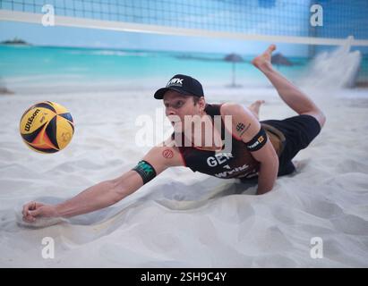 Hamburg, Deutschland. Februar 2025. Beachvolleyball: Media Beach Day mit den deutschen Nationalmannschaften im Beach Center, Nils Ehlers (ETV Hamburg) Credit: Marcus Brandt/dpa/Alamy Live News Stockfoto