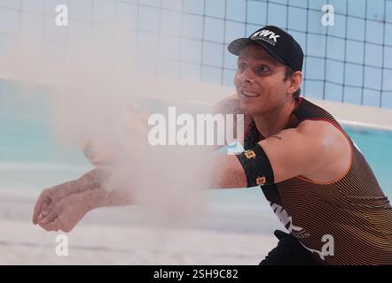 Hamburg, Deutschland. Februar 2025. Beachvolleyball: Media Beach Day mit den deutschen Nationalmannschaften im Beach Center, Nils Ehlers (ETV Hamburg) Credit: Marcus Brandt/dpa/Alamy Live News Stockfoto