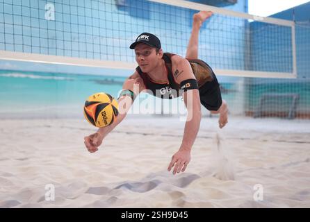 Hamburg, Deutschland. Februar 2025. Beachvolleyball: Media Beach Day mit den deutschen Nationalmannschaften im Beach Center, Nils Ehlers (ETV Hamburg) Credit: Marcus Brandt/dpa/Alamy Live News Stockfoto
