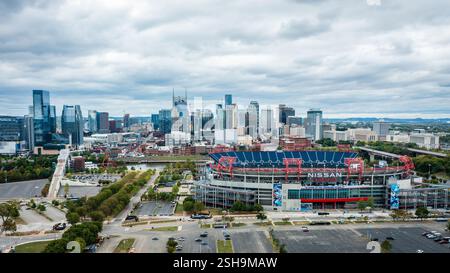 13. Oktober 2023, Nashville, TN: Aus der Vogelperspektive des Fußballstadions Nissan mit der Innenstadt von Nashville, Tennessee im Hintergrund Stockfoto
