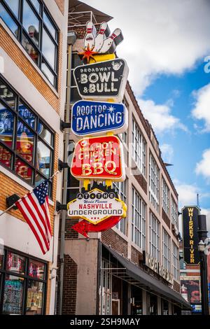 Oktober 2023, Nashville, TN: Schilder für Geschäfte und Restaurants an der Broadway Street in der Innenstadt von Nashville bei Tageslicht Stockfoto