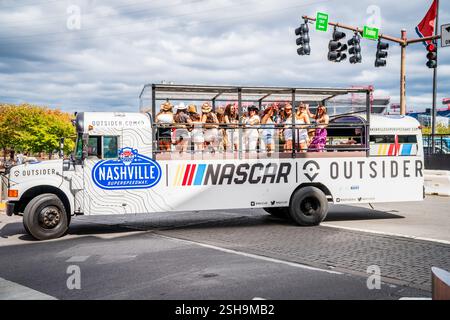 13. Oktober 2023, Nashville, TN: Offener Bahnbus mit NASCAR-Thema, voller Frauen, die in der Innenstadt von Nashville feiern und Spaß haben Stockfoto