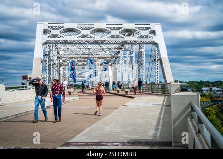 13. Oktober 2023, Nashville, TN: Menschen, die über die John Seigenthaler Fußgängerbrücke in der Innenstadt von Nashville schlendern Stockfoto