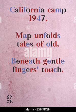 California Camp 1947, Map entfaltet alte Geschichten unter sanfter Fingerberührung. Crispin Redgrave's Silver Writers' Guild. Kunst von Zsuzsa Szikra. Poetry Art Print, Triplumes ist eine einzigartige poetische Form, die vom traditionellen Haiku inspiriert ist und aus drei Linien besteht, die Momente der Klarheit, der Emotionen und der Einsicht einfangen. In unserer Kollektion setzen wir uns für die Freiheit der Sprache ein, wo das Vermischen von Wörtern und das Entfernen von Bindestrichen mehr ist als eine stilistische Wahl – sie ist eine Möglichkeit, Einheit und Nähe zwischen Ideen zu vermitteln und einen fließenden, kompakten Ausdruck zu schaffen, der mit den Rhythmen des modernen Lebens in Einklang steht. Stockfoto