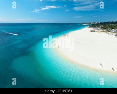 Blick aus der Vogelperspektive auf die tropische Küste mit weißem Sandstrand Stockfoto