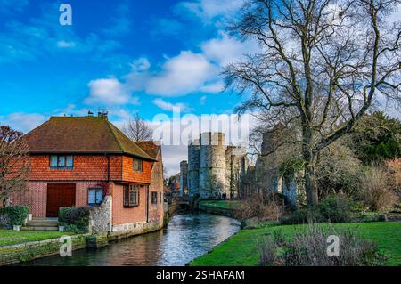 Blick auf die Westgate Towers vom River Stour in Canterbury Stockfoto