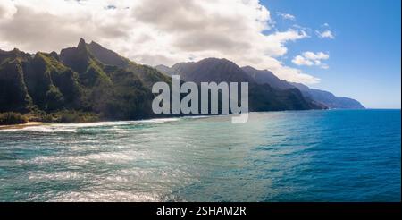 Blick aus der Vogelperspektive auf die Klippen der Napali Coast und das türkisfarbene Wasser in Kauai Stockfoto