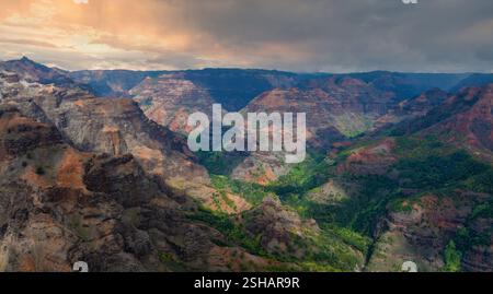 Blick aus der Vogelperspektive auf den Waimea Canyon mit den zerklüfteten, bunten Klippen Stockfoto