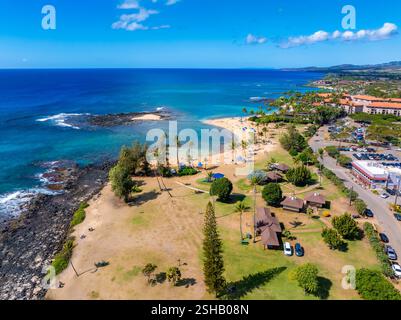 Blick aus der Vogelperspektive auf Kauai Beach mit Palmen und türkisfarbenem Wasser Stockfoto