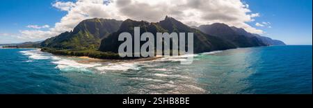 Blick aus der Vogelperspektive auf die Klippen der Napali Coast und das türkisfarbene Wasser in Kauai Stockfoto