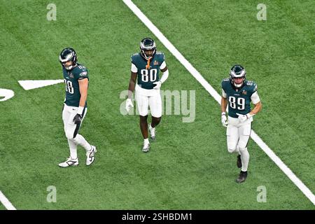 Caesars Superdome. Februar 2025. New Orleans LA; Philadelphia Eagles Tight End Dallas Goedert (88), Wide Receiver Parris Campbell (80) und Wide Receiver Johnny Wilson (89) wärmen sich vor dem Super Bowl LIX gegen die Kansas City Chiefs im Caesars Superdome auf. Obligatorischer Kredit Eric Canha/CSM/Alamy Live News Stockfoto