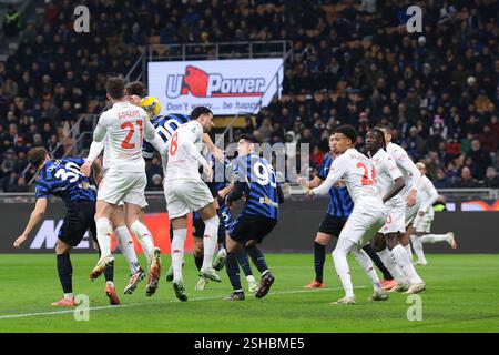 Mailand, Italien. Februar 2025. Der Ball trifft Marin Pongracic von ACF Fiorentina und gibt den Gastgebern während des Spiels der Serie A in Giuseppe Meazza, Mailand, 1-0 Vorsprung. Der Bildnachweis sollte lauten: Jonathan Moscrop/Sportimage Credit: Sportimage Ltd/Alamy Live News Stockfoto
