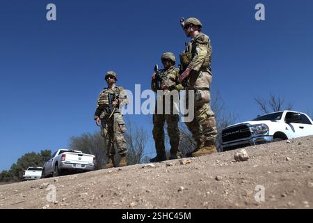 US-Soldaten mit der Texas Army National Guard überwachen ein Gebiet entlang der südlichen Grenze bei McAllen, Texas, als Teil der Texas Tactical Border Force, 3. Februar 2025. Die TTBF besteht aus Mitgliedern der texanischen Nationalgarde in einem aktiven Dienst, die mit staatlichen und föderalen Strafverfolgungsbeamten, einschließlich der US-Grenzschutzbehörde, zusammenarbeiten, um illegale Grenzübertritte abzuschrecken, aufzudecken und zu stoppen und grenzüberschreitende Kriminelle zu verbieten. (Foto der US-Armee von Sgt. 1. Klasse Jon Soucy) Stockfoto