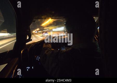 Ein US-Soldaten der Texas Army National Guard, die der Texas Tactical Border Force zugeteilt sind, bewegt sein Teamfahrzeug an Ort und Stelle, während er auf eine Anfrage von US-Grenzpolizisten reagiert, um mögliche Einzelpersonen abzufangen, die illegal in die USA iin Roma, Texas, am 5. Februar 2025 überquert hatten. Die TTBF, bestehend aus Mitgliedern der texanischen Nationalgarde, die einen aktiven Status im Staat haben, arbeitet mit Strafverfolgungsbeamten des Staates und des Bundes zusammen, einschließlich der US-Grenzpatrouille, mit einer fortgesetzten Mission, um illegale Grenzübertritte abzuschrecken, aufzudecken und zu stoppen und Transfers zu verbieten Stockfoto