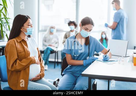 Registrierung. Arzt, Der Schwangere Vor Dem Termin Im Krankenhaus Untersucht Stockfoto