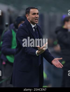 Mailand, Italien. Februar 2025. Raffaele Palladino Cheftrainer von ACF Fiorentina reagiert während des Spiels der Serie A in Giuseppe Meazza, Mailand. Der Bildnachweis sollte lauten: Jonathan Moscrop/Sportimage Credit: Sportimage Ltd/Alamy Live News Stockfoto