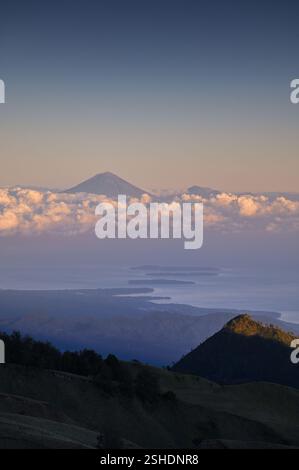 Gunung Agung auf Bali und die Gili-Inseln bei Sonnenaufgang vom Rinjani in Lombok, Indonesien Stockfoto