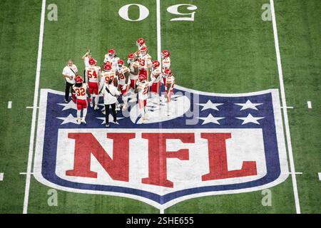 New Orleans, Louisiana, USA. Februar 2025. Kansas City Chiefs auf dem NFL-Logo auf der 50-Yard-Linie während des Super Bowl LIX im Superdome in New Orleans, Louisiana. Quelle: Kindell Buchanan/Alamy Live News Stockfoto