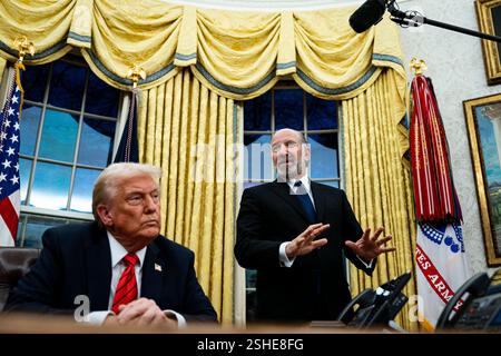 Washington DC, USA. Februar 2025. US-Präsident Donald Trump, in Begleitung von Howard Lutnick, Chief Executive Officer von Cantor Fitzgerald LP und nominierter US-Handelsminister für US-Präsident Donald Trump, rechts, während einer Exekutivverordnung, die am Montag, den 10. Februar im Oval Office des Weißen Hauses in Washington, DC, USA unterzeichnet wurde, 2025. Trump plant, 25% Zölle auf alle US-Importe von Stahl und Aluminium zu verhängen, seine Handelsbeschränkungen auf einige der wichtigsten Handelspartner des Landes auszuweiten und inländische Industrien zu schützen, die ihm im vergangenen Jahr geholfen haben, schlachtfeldstaaten zu gewinnen. Kredit: UPI/Ala Stockfoto