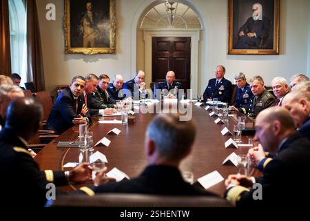 Präsident Obama trifft sich mit Kampfkommandanten im Schrank Raum, 24.03.09.  Offiziellen White House Photo by Pete Souza Stockfoto