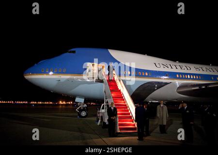 Präsident Barack Obama macht seinen Weg nach unten die Treppe der Air Force One 8. April 2009, bei seiner Ankunft auf der Andrews Air Force Base Rückkehr aus Bagdad, Irak. Offiziellen White House Photo by Pete Souza Stockfoto