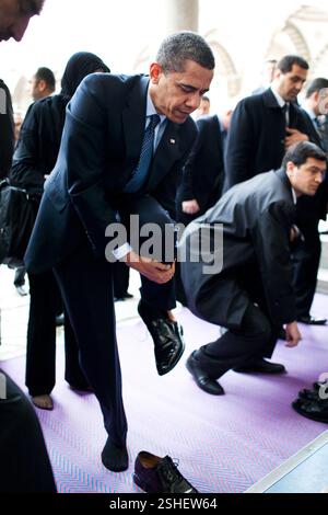 Präsident Barack Obama zieht seine Schuhe wie er bereitet sich auf die blaue Moschee 7. April 2009, in Istanbul besuchen.  Offiziellen White House Photo by Pete Souza Stockfoto