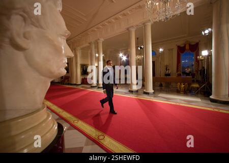 Präsident Barack Obama geht im Flur gegenüber der East Room vor einer Prime-Time-Pressekonferenz, Mittwoch, 29. April 2009 Kreuz.   Offiziellen White House Foto von Chuck Kennedy Stockfoto