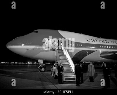 Präsident Barack Obama macht seinen Weg nach unten die Treppe der Air Force One 8. April 2009, bei seiner Ankunft auf der Andrews Air Force Base Rückkehr aus Bagdad, Irak. Offiziellen White House Photo by Pete Souza Stockfoto