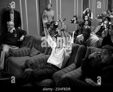 Präsident Barack Obama hält 3D Brille während der Super Bowl-Spiel auf einer Super Bowl Party in der Familie Theater des weißen Hauses beobachten. Gästen zählten, Familie, Freunde, Mitarbeiter und parteiübergreifende Mitglieder des Kongresses, 01.02.09.  Offiziellen White House Photo by Pete Souza Stockfoto