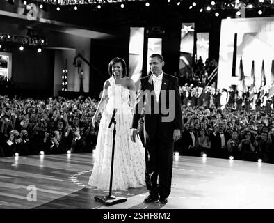 Die Menge jubelt, wie Präsident Barack Obama und First Lady Michelle Obama in der Nachbarschaft-Ball in der Innenstadt von Washington, D.C., 20. Januar 2009 ankommen. Stockfoto