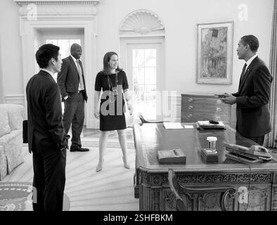 Präsident Barack Obama Witze mit speziellen Assistenten Eugene Kang, Chefsekretärin Katie, Johnson und persönlicher Adjutant Reggie Love im Oval Office 05.03.09.  Offiziellen White House Photo by Pete Souza Stockfoto