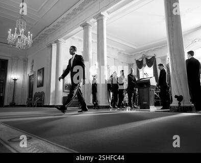 Präsident Barack Obama geht weg von dem Podium nach Abgabe einer Erklärung bezüglich der amerikanischen Autoindustrie im Kreuz-Saal, Grand Foyer des weißen Hauses.   Offiziellen White House Foto von Chuck Kennedy Stockfoto