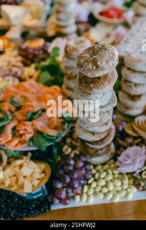 Eine atemberaubende Auswahl an bunten Bagels, Früchten und Käsesorten für festliche Anlässe. Stockfoto
