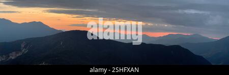 Sonnenuntergang über den Himalaya-Bergrücken auf der Mardi Himal-Wanderung in der Annapurna-Bergkette - Nepal Stockfoto