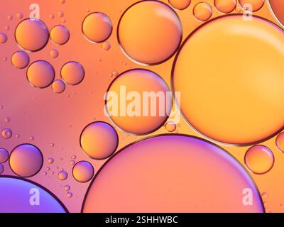 Bunte Kunst der Öltropfen auf dem Wasser schweben. Stockfoto