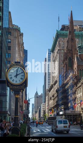 Die Trump Tower Uhr und der presbyterianische Kirchturm in der Fifth Avenue, Midtown Manhattan, New York City Stockfoto