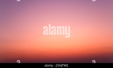 Bunter Abendhimmel, Abendhimmel, Sonnenuntergang, schöner dunkler Himmel und helle, schöne Wolken bei Dämmerung über der Stadt, Naturhintergrund, bunte Wolken i Stockfoto