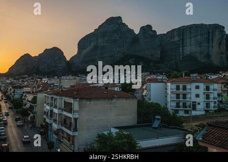Kalambaka: Trikalon Street, mit Meteora Bergen im Hintergrund, während Sonnenuntergang. Griechenland. Stockfoto