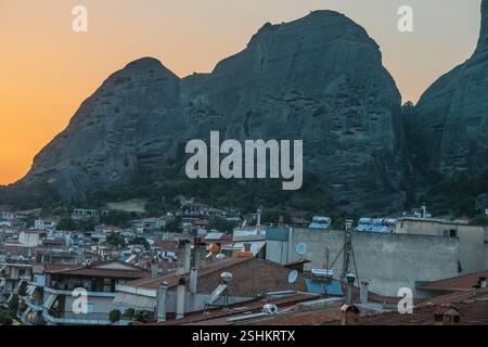Kalambaka: Blick auf die Berge von Meteora vom Stadtzentrum, während Sonnenuntergang. Griechenland. Stockfoto